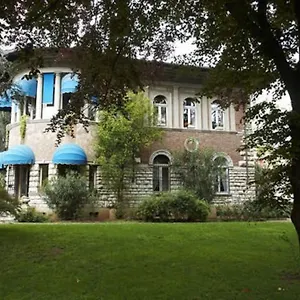Bed & Breakfast V, Brescia